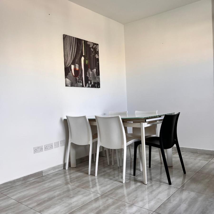 F3 Room 3, Private Room Two Single Beds Shared Bathroom Msida Exterior photo